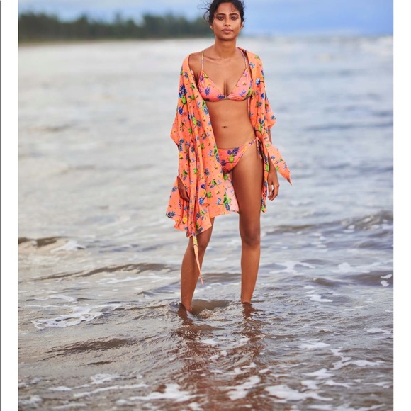 Hand Beaded Kaftan Mini - small
Coral Petite Tropical Parrot Print -NWT - Picture 1 of 12